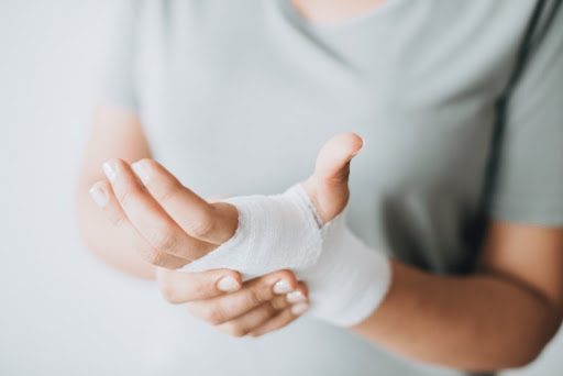 Các chấn thương do va chạm mạnh ở ngoài như tai nạn giao thông, tai nạn lao động… sẽ tác động và khiến cho khớp cổ tay chịu áp lực lớn.